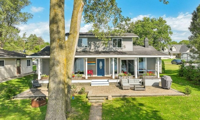 Holly House | Blue Water Haven, 3 Bedroom Serene Lakefront Home