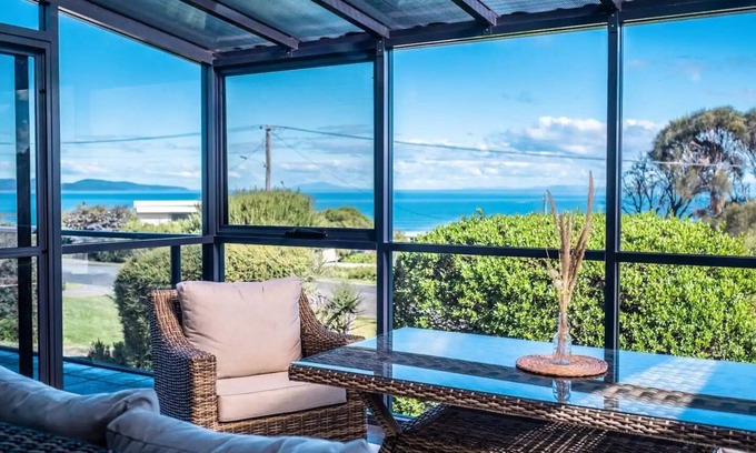 East Coast Tasmania House | Blue Waves - Freycinet
