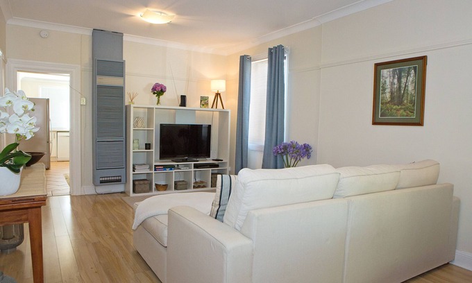 Orange East House | BLUE & WHITE NILE *Work, Rest, Play. Walk to CBD*