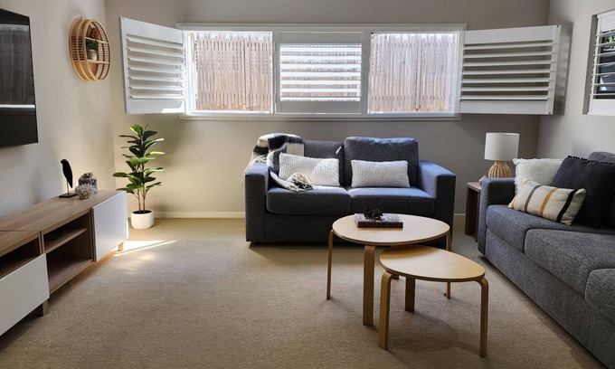 Inverloch House | Blue Wren Inverloch - Linen provided, Pet Friendly