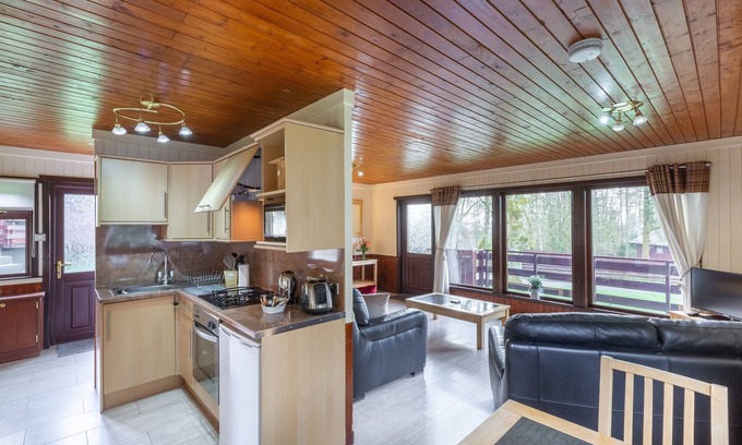 Newton Stewart House | Bluebell Lodge 4 with Hot Tub