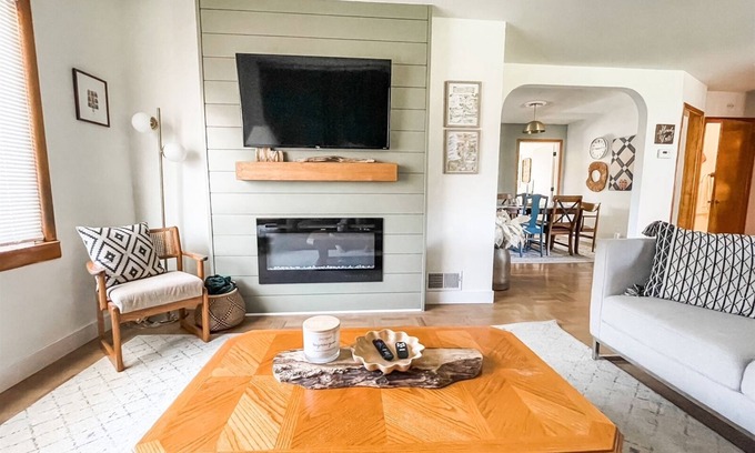 Orchard District House | Bluebird Day - Pilot Butte Pad