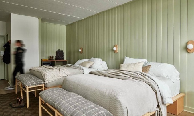 Lake Placid Hotel | Bluebird Lake Placid l Cozy Room with Two Queen Beds