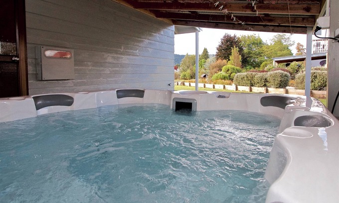 Ohakune Cottage | Bluebird Spa Chalet - Ohakune Holiday Home