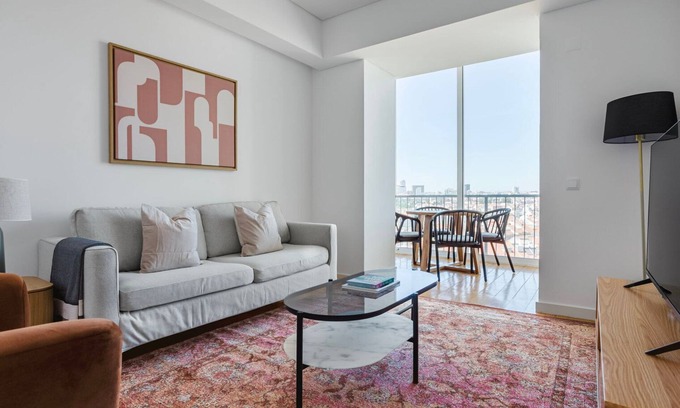 Penha de Franca Apartment | Blueground | Graça, move-in-ready home w/kitchen