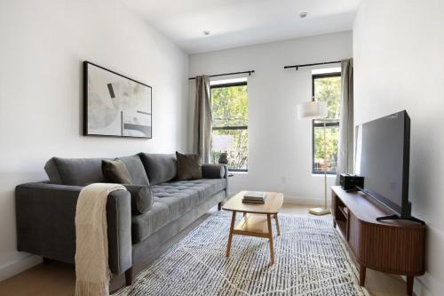 Greenpoint Apartment | Blueground Greenpoint view nr McGolrick Park NYC-2071
