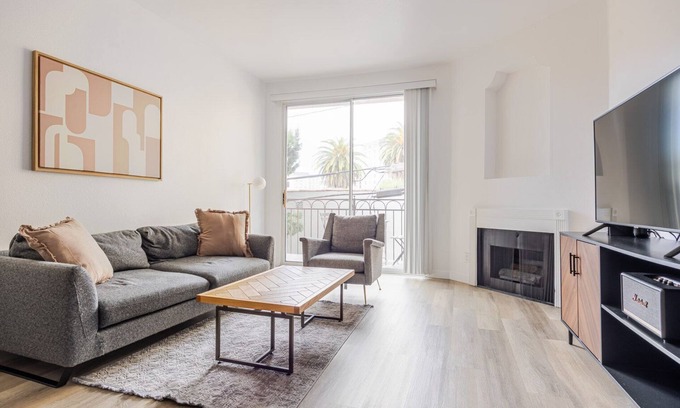 Greater Wilshire - Hancock Park Apartment | Blueground | Mid-Wilshire, rooftop BBQ, nr museum