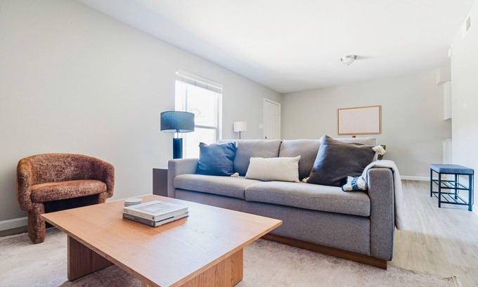 Cherrywood Apartment | Blueground | Mueller 2bd, BBQ, Pool, AC, nr Downtown