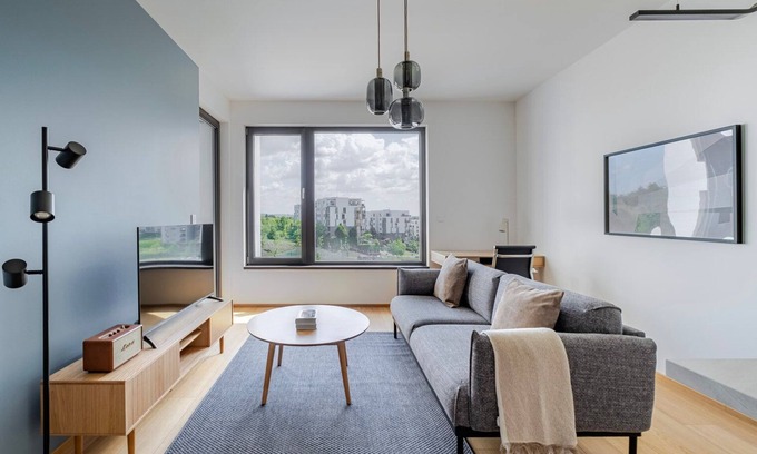 Prague 9 Apartment | Blueground | Prague 9, balcony, free parking (PRG-46)