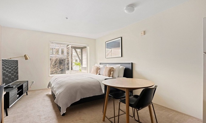 University District Apartment | Blueground | Univ Dist, pet area & elev, nr UW