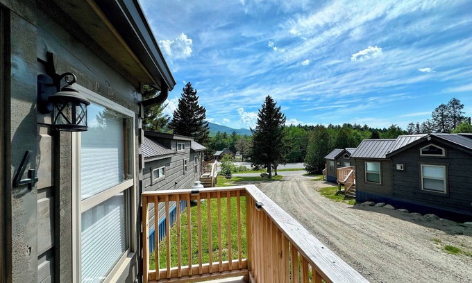 Twin Mountain Cabin | BMV4 Awesome "Tiny Home" A/C, Mountain Views, Minutes to Skiing, Hiking, Attractions, Dog Friendly!