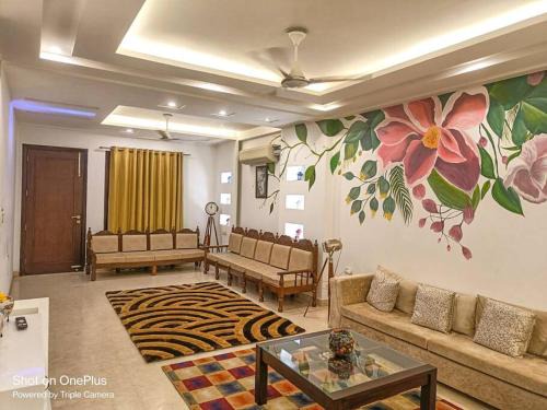 Shalimar Bagh Apartment | BnBBuddy Chirayu Home 5 BR Duplex@ Shalimar Bagh