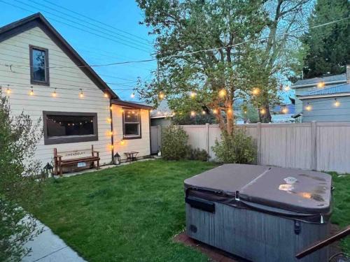 Butte House | Bo's Queen Anne with Hot Tub and fenced backyard