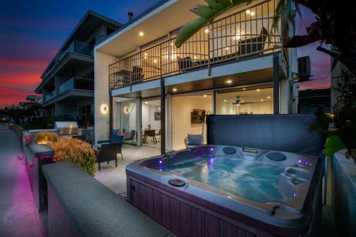 Central Mission Beach Apartment | Boardwalk Studio Shared Hot Tub and Patio