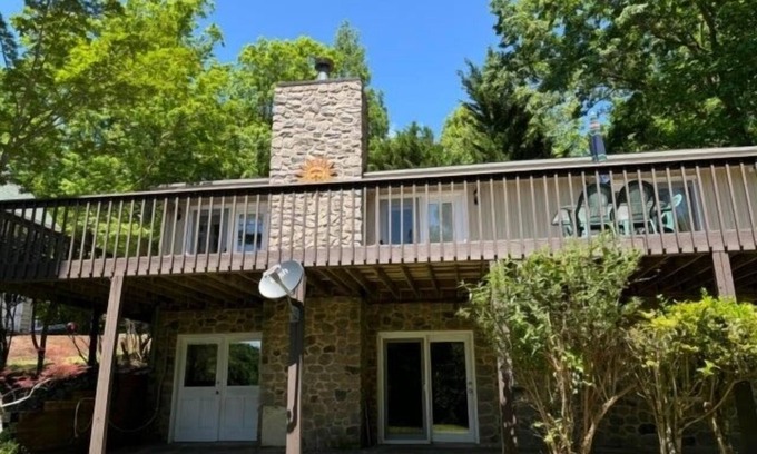 High Point House | Boats N Oats: Great family getaway, wifi, gentle lot, kayak