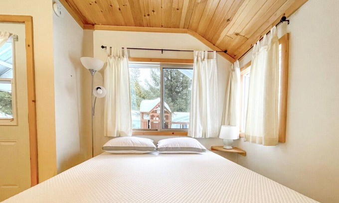 Bobcaygeon Cabin | Bobcaygeon Resort - Cottage #5 (Sleeps 4)