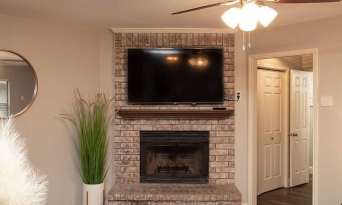 Euless House | Boho House - Minutes From DFW Airport