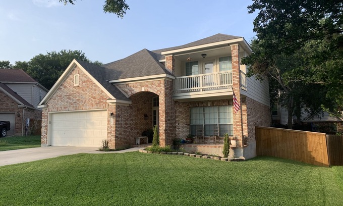 Schertz House | boho rustic 4 bedroom home w/retreat master bath convienient to everything