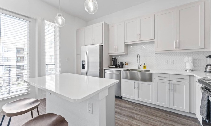 Highland Apartment | Boho Soco 1BR Queen Suite w Gympickleballlaundry