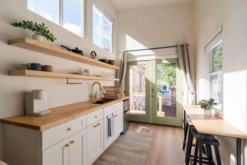 Holly Apartment | BoHo Tiny Home - Walkable to the Best of East Austin