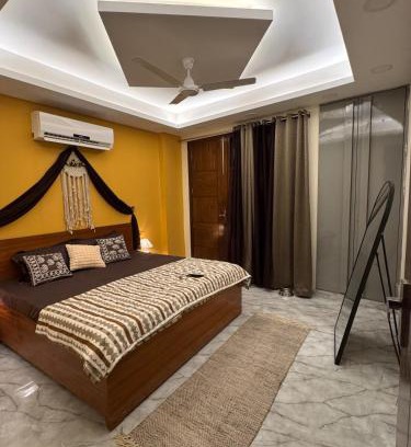 Sainik Farm Apartment | Boho Vibes Spacious Private Cozy space in Delhi