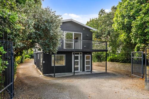 Paraparaumu House | Bold Beauty - Paraparaumu Upstairs Holiday Unit