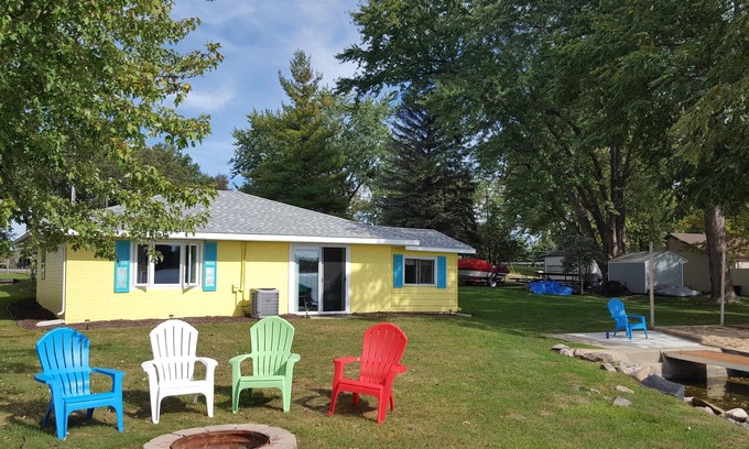 Quincy Cottage | Book your 2025 Fall Dates Now! -Pontoon for Rent-