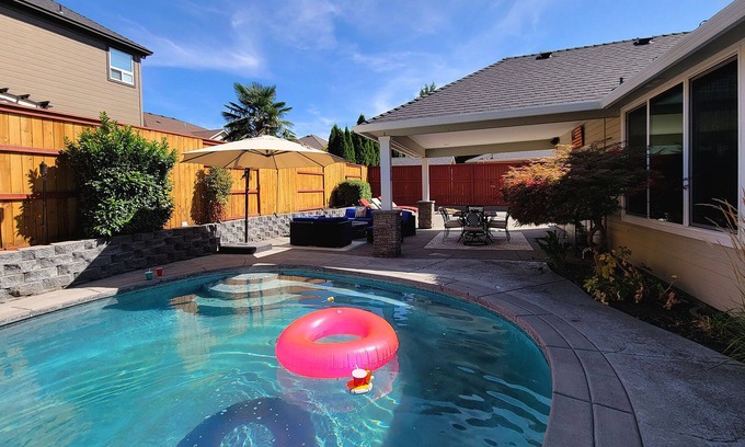 Medford House | BookStayHop - Red Hawk Hideaway ~ Saltwater Pool~ Sleeps 6~ Home Gym~ 6 Minutes