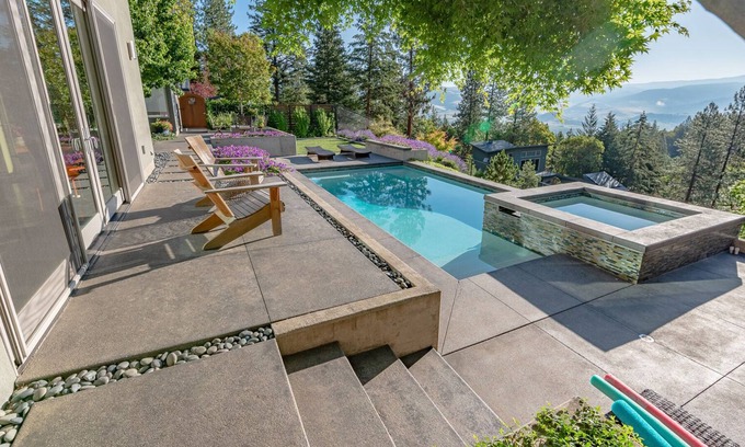 Ashland House | BookStayHop-The Aloha House ~ Hot Tub, Pool, Mountain View