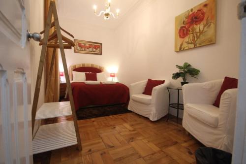 Santo Antonio House | Bordeaux M1 R3 - Nice & Comfortable Double Room with Private Patio & Shared Bathroom