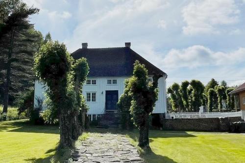 Risor Apartment | Bosvik Gård, nyrenovert leilighet i hovedhus fra 1756