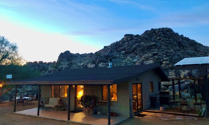 Joshua Tree House | Boulder-filled Sustainable Retreat by National Park
