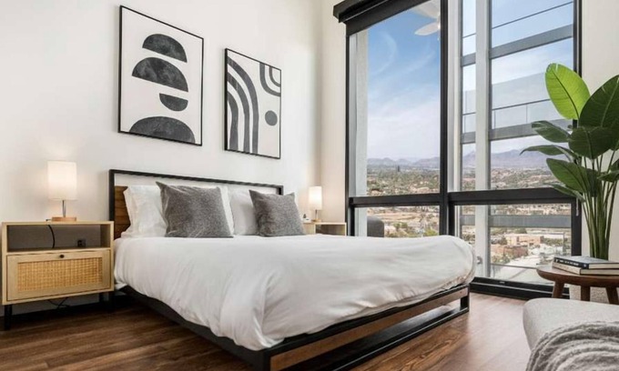 Garfield Apartment | Boulevard Stays Modern Highrise STU Sky Pool, Parking, Gym 09