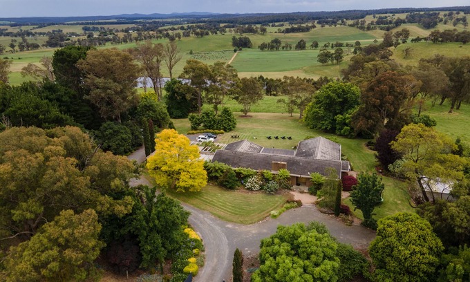 Orbost House | Boutique 4BR Home, Spacious Beautifully Appointed, Views + Breakfast Hamper