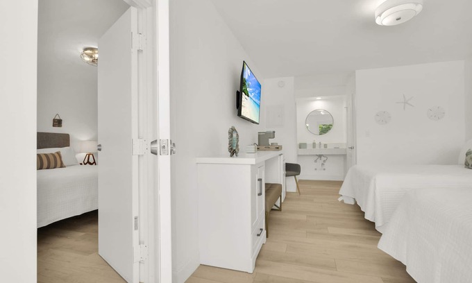 Deerfield Beach Hotel | Boutique Hotel 2 double beds with POOL, LOCATION! 1 block to BEACH/Restaurants