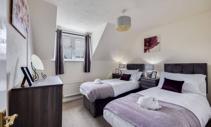 Winslow House | Boutique House Walking Distance to the High Street Free Parking Fast Wifi
