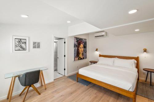 North Downtown Hotel | Boutique Room steps from Downtown Mall Rose Jean Room 2