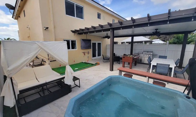 Princeton House | Boutique Style Home 3 Bedrooms Mini-Golf, BBQ, Hot Tub, EV-Charger Games Casino
