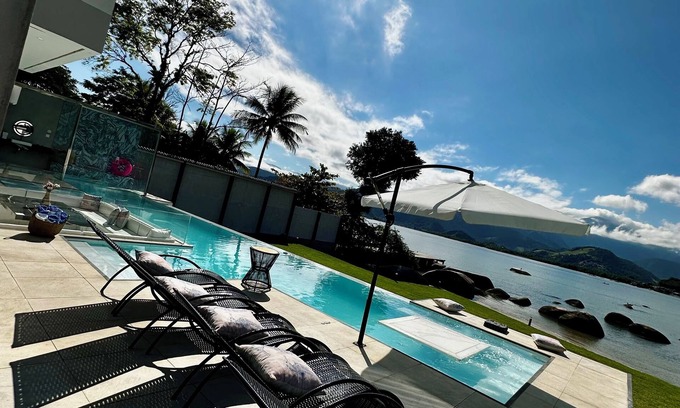 Mambucaba House | Mansion on the sand, private beach, heated jacuzzi, wet bar