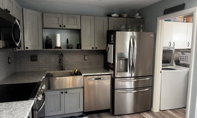 Valley Forge House | BR to rent, shared space with owner. Townhome, limited weights for exercise. Dog