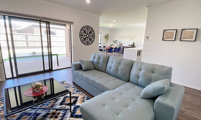 Manor Lakes House | Brand new 5 bedrooms house in Melbourne west