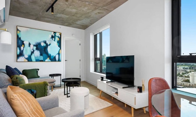 Southbank Apartment | Brand New City Apartment City View Pool Gym