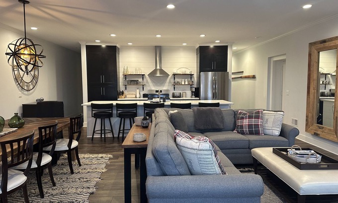 Frankfort Apartment | Brand New, completely remolded chic loft apartment