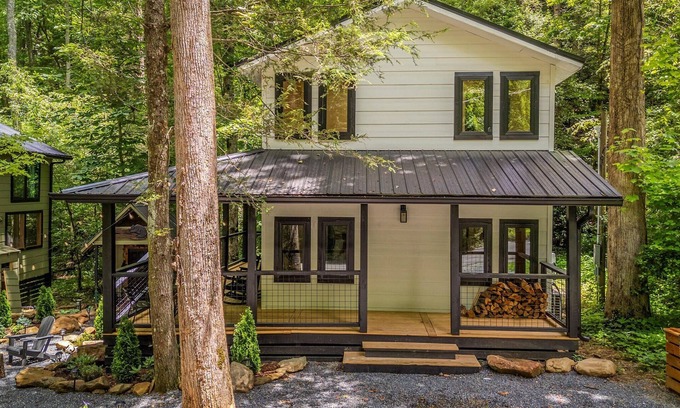 Rocky Grove Cabin | Brand New Dolly’s Mountain Retreat
