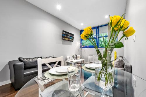 Harlington Apartment | BRAND NEW - For 4 - 3min Heathrow Airport, Windsor Castle