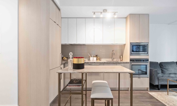 Downtown Toronto Apartment | Brand new highrise condo steps away frm CN tower