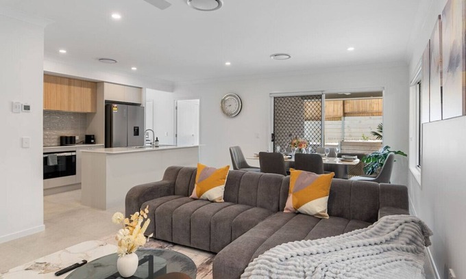 Carseldine House | Brand New Modern 5BR House Ducted A/C Near Mall