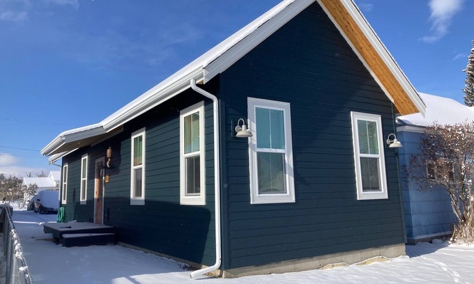 Anaconda House | Brand New Modern Clean and Cute 1 Bedroom 1 Bed Bath House