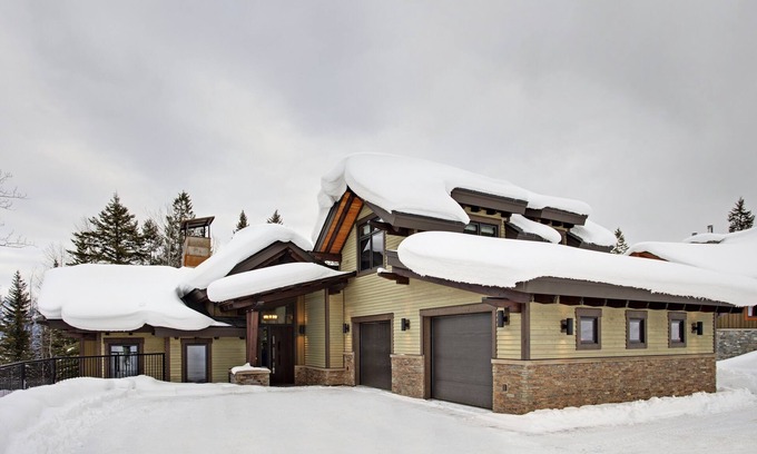 Golden House | Brand new modern ski home, top of the line finishing, the ultimate cooks kitchen