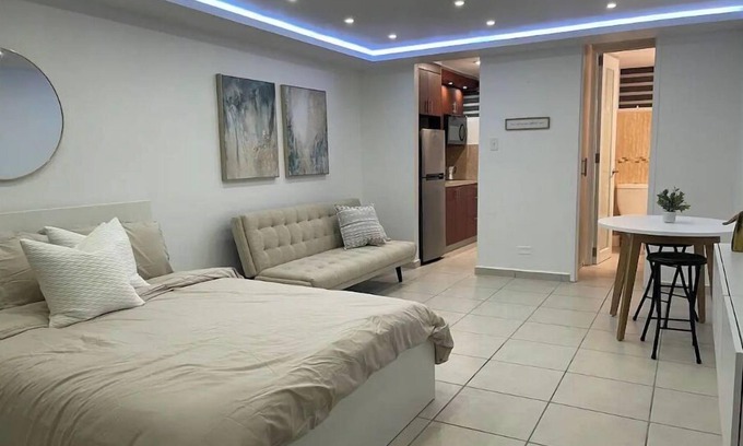 Vilomar Bed & Breakfast | Brand New Modern Studio with Pool